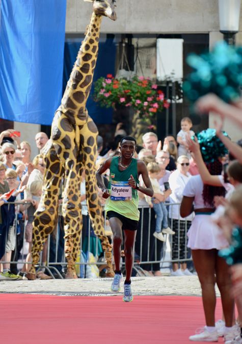 Über drei Meter hohe Giraffe sorgte für beste Stimmung.